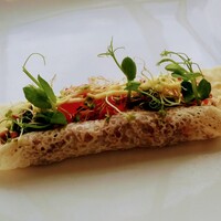 銀座 シェ・トモ - 冷製国産牛ホホ肉の煮込み、トマト、菜の花をクレープ包みで