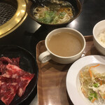 KASUYA - 定食はライス、サラダ、スープが“放題”^_^               写真はハーフ定食（切り落とし肉&ハラミ肉計120g）