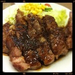 松屋 - とんてき定食W 930円
ソースがちと濃いが肉は、適度な柔らかさで美味い。
