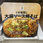 セブンイレブン - セブンプレミアムの大盛ソース焼きそば138円。