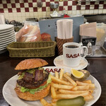 GRILL BURGER CLUB SASA - "限定10食"
            【3月のMonthly Burger】
            『燻製ベーコンと春キャベツのガーリックバジルバーガー￥1,150』
            ※平日ランチは、ソフトドリンク付