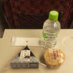 セブンイレブン キヨスク - おにぎり２個 と いろはす(水)で計346円 (2022.03.02)