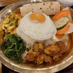 ネパール料理 居酒屋 ラム - ライス(インディカ米)、目玉焼き、鳥の唐揚げ、ほうれん草、ポテトサラダ、豆の煎餅、人参、胡瓜、大根のサラダなどが付いています。