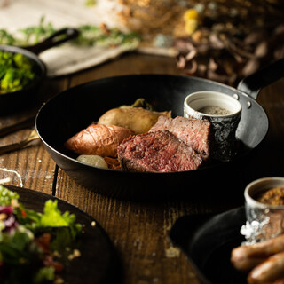 お酒との相性もばっちり。ボリューム満点の肉料理がオススメ！