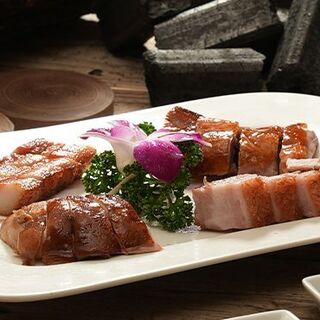 Enjoy authentic Cantonese cuisine with carefully selected dishes that can be enjoyed with all five senses.