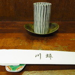 川蝉 - 年季の入ったカウンターとお手元