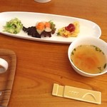 つむぐカフェ - 奥さんがずっと何処かでシェフやってたらしい
            
            前菜
            珍しいクルミ入りコールスロー、酸っぱ過ぎないピクルス、キッシュ
            
            テンション上がるわぁ