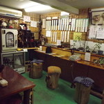 たかさと庵 - 向こう側に壁メニューがあります。