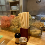 福そば - 卓上と天ぷら。
