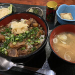 絹一 - 【牛すじ丼】ご飯大盛り・おかわり無料。みそ汁、小鉢付き。納豆・生玉子・ホットコーヒーはサービス。