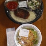 Koko Ichiban Ya - 低糖質カレー弁当(海の幸+大豆ミートのハンバーグ+完熟カットトマト+オクラ山芋)+スパイスチキンサラダ