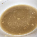 ラーメン二郎 - キリッとした非乳化スープが液体油とマシた脂で乳化してます。