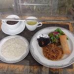 カフェファルファーレ - 定食も￥７５０　１１時半になると現物が１階入口付近に展示される♪