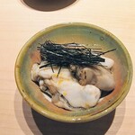 鮨 唐島 - 煮カキ、シャリと針海苔