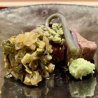 愚直に - 鹿児島黒毛和牛炭火焼き
                花山葵の酢漬けの爽やかな酸味とほのかな甘みが、お肉の旨味を際立てています、これは美味しい。
                お腹が空いていただけに、私にはお肉スタートでも有りです♪