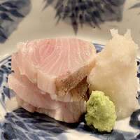 愚直に -  和歌山天然鰤〝桜ブリ〟
                  皮目をさっと炙りにした桜ブリ鰤を、大根おろしと山葵に醤油でいただきましたが、脂が落ちついて鰤にしてはとても上品な味わいです。
                  私は寒鰤よりもこの桜ブリが好みです♪
