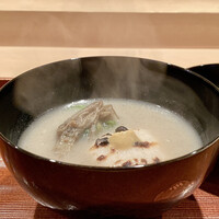 愚直に - 和田ごぼうの摺流し
                まろやかな甘みはびっくりする程！
                ごぼうの風味が良いですね、ほっこりする味わいです。
                虎河豚の白子に和辛子を溶いて、これは美味しい！
                芹の根っこのシャキッとした食感が素敵です♪