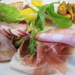 オステリア チロ - 前菜盛合せ：モルタデッラと生ハム/
      北海道産仔牛の燻製/
      トリレバーのクロスティーニ・・・