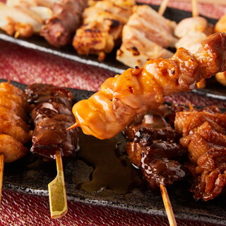 尽情享受博多的美味♪「烤鸡肉串」和「内脏火锅」无限畅饮！