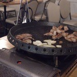 ちょもらんま - 本格鉄鍋で豚肉を焼きます。