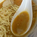 麺や 葵 - 辛子粉が溶け込んだ絶妙なスープ！