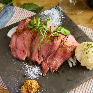 A hot topic in various media ☆ The roast beef at the authentic Meat Bar is a must-try!