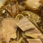 らぁ麺や 嶋 - 底からもチャーシュー登場