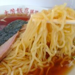 大芳飯店 - 縮れ麺はツルツルモッチリ。