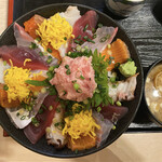 Nihombashi yaki gyouza zakiwami - 海鮮丼ランチ1,000円、盛り盛り❗️