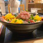 Nihombashi yaki gyouza zakiwami - ランチ海鮮丼。下は窄まりご飯は普通盛り※具材ボリュームにあわせてご飯大盛り推奨。