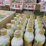ジャパンミート - ペットボトル激安コーナー。この梅のカルピスソーダが美味しいのだよ。