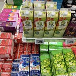 ジャパンミート - パック飲料コーナー。のむ果実マスクメロンミックスが激ウマなのよ。