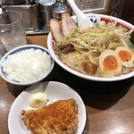 屯ちん 池袋本店 - 東京豚骨ラーメン全部乗せ1,080円、唐揚げ100円、ライス無料