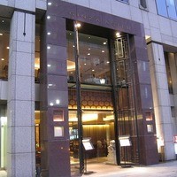 銀座アスター 本店 - 高級感ある佇まいの外観。