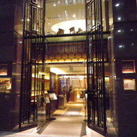 銀座アスター 本店 - ゴージャスなエントランス。