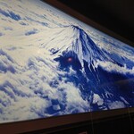 フジ - 壁面一杯に富士山の写真が