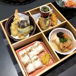 Waka - 揚げ物、煮物、ご飯などが盛られていて松花堂のような感じ。