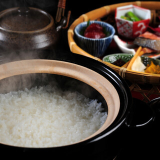 〆の〈佐渡産コシヒカリ釜戸土鍋御飯〉