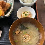 猫丸食堂 - ★お味噌汁に唐辛子、お豆腐にお醤油をかけて。