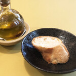 Osuteria Rojie - ランチのパン。パンがあるとソースをつけて食べられるので嬉しいですね