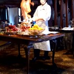 横浜うかい亭 - りんごをフランベ中