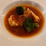 横浜うかい亭 - オマール海老のビスクスープ仕立て　そのまま素材の味を楽しんだ後は、パンを入れて濃厚な味変