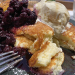ラテ グラフィック - ブルーベリーのパンケーキ