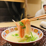 富小路 やま岸 - ◎蟹は甘味があり、白味噌出汁と絡めて頂くと格別な味わい。