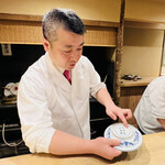 富小路 やま岸 - ◎陶器にも造詣が深く、明の時代のお皿を説明してくれる。