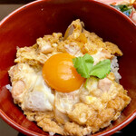 そばきり酒房 すだ金 - 親子丼は贅沢に卵黄が乗っています♡
            味が濃すぎず、美味しいლ(´ڡ`ლ)　