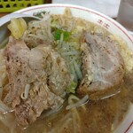 ラーメン二郎 - 左の豚、グロイ見た目ですが～