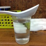 ラーメン二郎 - お水とレンゲ用意