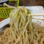 ラーメン二郎 - キャベツも絡んで旨いんです