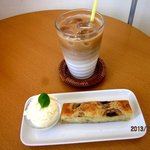 木更津のカフェ marone - バナナのケーキセット（アイスカフェラテ）